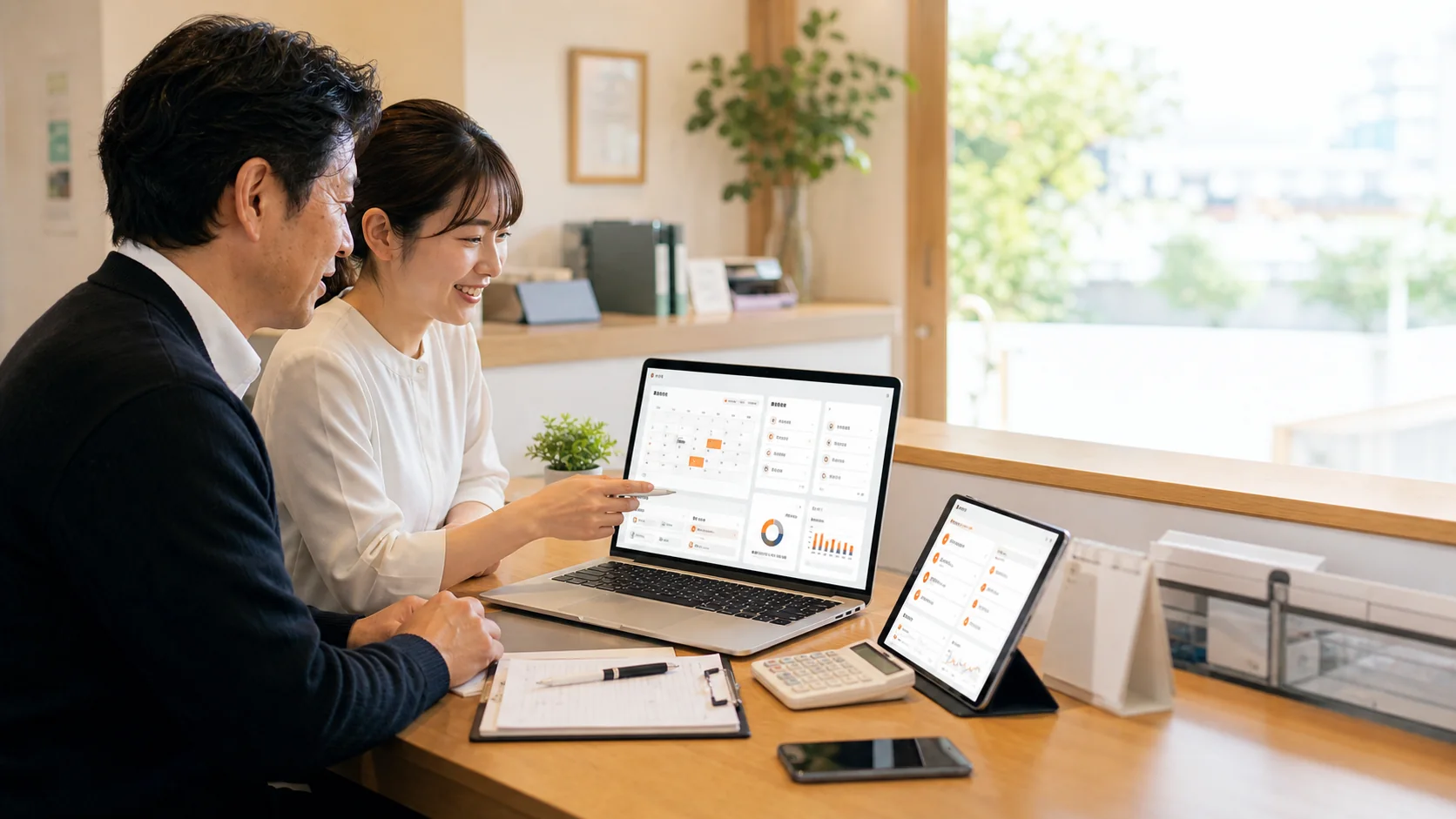 顧客管理や案件管理を見やすく整理した業務システムのイメージ